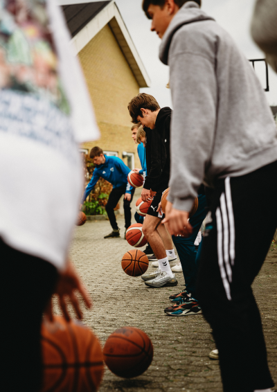Ungemiljø med basketboldaktivitet